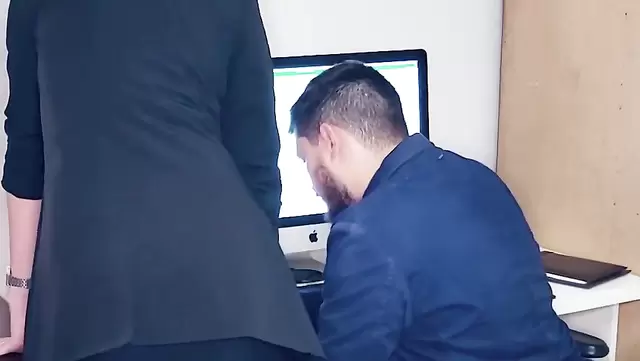 Рыжая секретарша бразильянка дала боссу на столе прямо в офисе