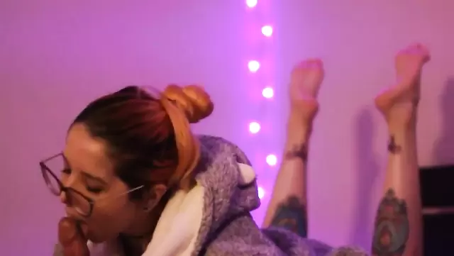 Рыженькая телка в очках делает бразильский минет парню перед сном